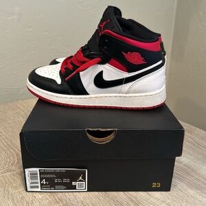Air Jordan 1 mid (GS) sz 4.